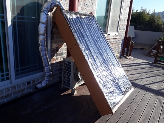  햇빛온풍기 제작 완료한 햇빛온풍기. 주름관을 보온을 위해 은박 매트로 쌌다. 