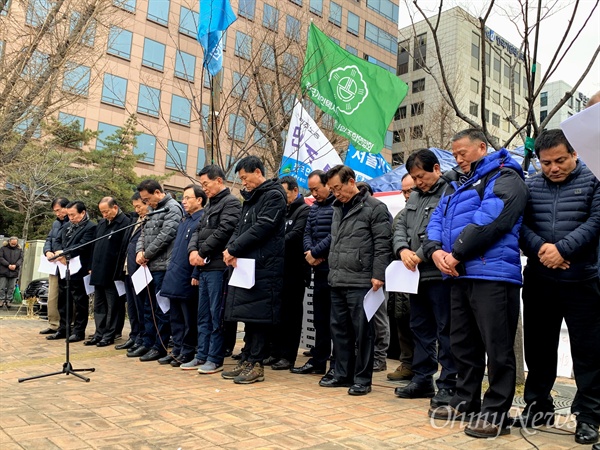  4개 택시단체 대표들이 10일 오후 여의도 국회 앞 농성장에서 고 임정남씨 죽음을 애도하는 기자회견에 앞서 묵념을 하고 있다.