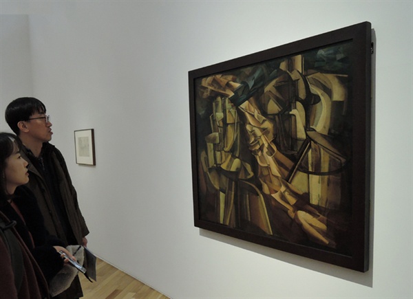 마르셀 뒤샹 I '계단을 내려오는 누드(1번)' 캔버스에 유채, 147×89.2cm 1912년 작품. 1번보다 2번이 더 유명하다