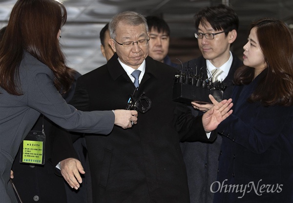 취재 기자 질문에 답변 거절하는 양승태 ‘사법농단’의 최종 책임자로 지목된 양승태 전 대법원장이 23일 오전 서울 서초구 서울중앙지방법원에서 구속 전 피의자 심문(영장실질심사)을 받기 위해 청사로 들어서며 취재기자들의 질문을 받자, 손으로 마이크를 밀며 답변을 거부하고 있다.