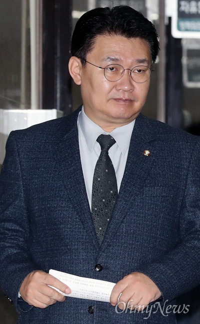 입장하는 정용기 정책위의장 자유한국당 정용기 정책위의장이 24일 오전 국회에서 열린 비대위회의에 참석하고 있다. 