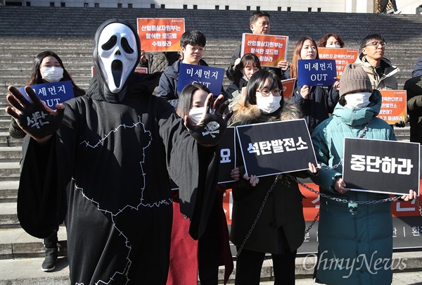 환경운동연합 회원들이 25일 오전 서울 종로구 세종문화회관 앞에서 미세먼지 저감을 위한 노후석탄발전 폐쇄 캠페인 선포 기자회견을 진행하고 있다.
이날 이들은 “노후 석탄화력발전소는 기후변화와 미세먼지의 주범이다”라며 노후 석탄화력발전소 폐쇄를 요구했다.