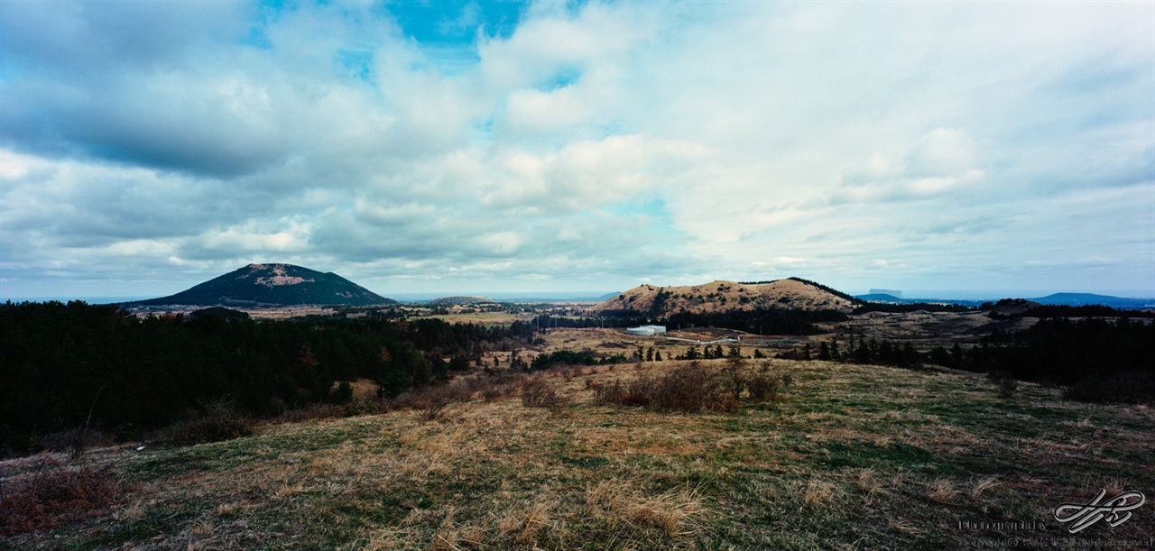 이름없는 언덕에서 (SW612/Portra400)왼쪽부터 다랑쉬오름, 족은다랑쉬오름, 손자봉이 있고 그 뒤로 아주 작게 성산일출봉이 보인다.