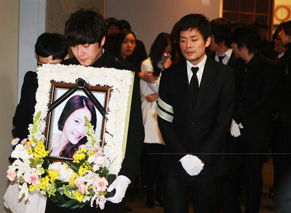 지난 2009년 3월 분당 서울대학교병원 장례식장에서 고 장자연씨의 영정이 떠나고 있다.