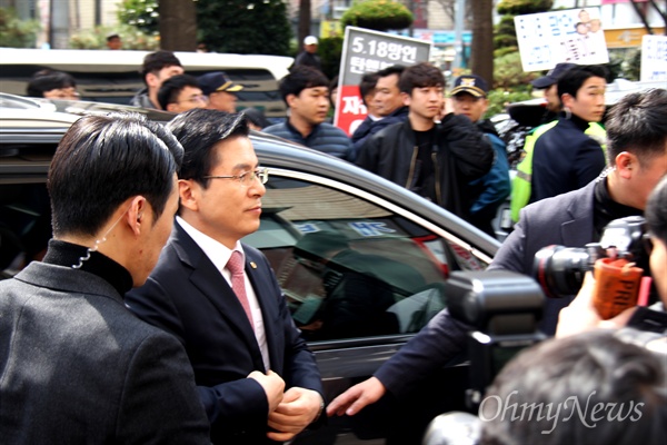 3월 11일 오후 자유한국당 경남도당 앞에서, 적폐청산과 민주사회건설 경남운동본부는 황교안 당대표의 방문에 맞춰 '5.18 망언' 항의를 기자회견을 열었다. 사진은 황교안 대표가 차량에서 내리고 있는 모습.