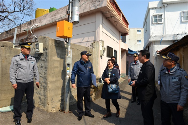  경남 고성경찰서는 3월 19일 고성읍 성내리 범죄취약장소 일원에서 지자체·지역주민 15명이 참여한 가운데 공·폐가 등 범죄환경개선을 위한 민·관 합동 점검을 실시했다.