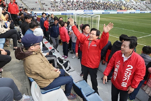  30일 오후 K리그 경남FC와 대구FC 경기가 열린 창원축구센터에서 자유한국당 황교안 대표와 창원성산 보궐선거에 출마한 강기윤 후보가 관중석을 돌아다니며 지지를 호소하고 있다.