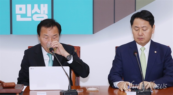 바른미래당 손학규 대표와 김관영 원내대표가 1일 오전 국회에서 열린 최고위원회의에 참석해 있다. 