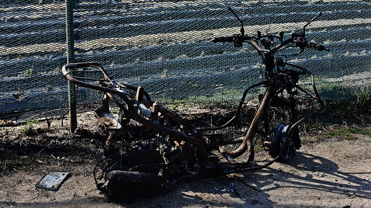  밭 가장자리에 세워둔 오토바이가 불탔다. 농사일을 보러 다니며 이용했을 오토바이는 이 농부에겐 소중한 재산이다.