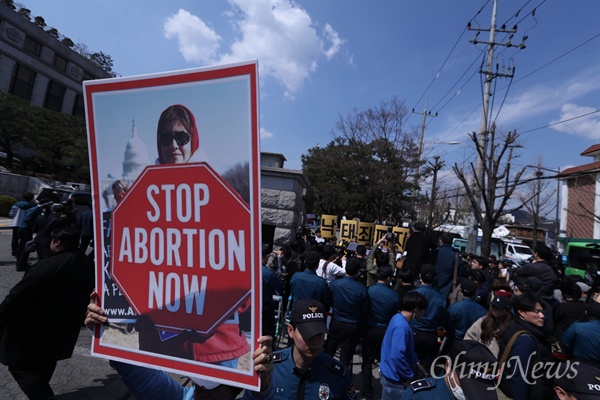 2019년 4월 11일 오후 서울 종로구 헌법재판소 앞에서 낙태죄 합헌 찬반 집회가 열리고 있다.