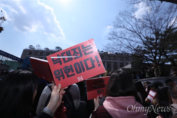 2019년 4월 11일 오후 서울 종로구 헌법재판소 앞에서 낙태죄 합헌 찬반 집회가 열리고 있다.