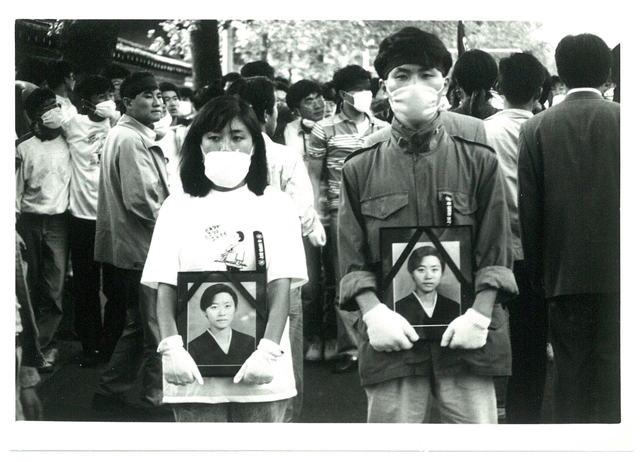 91년 김귀정열사 사망규탄 투쟁현장의 모습 김귀정 열사의 사망을 계기로 공안통치 분쇄 투쟁은 더욱 격화되었다. 