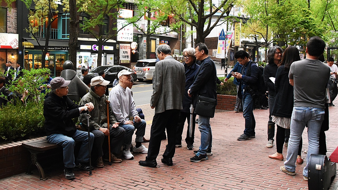 행사 시작 전 버선발 이야기 출판기념 이야기 한마당을 찾은 이들은 안쪽이나 바깥이나 서로 인사를 나누며 행사 시작을 기다렸다. 강민 시인과 우리나라의 3대 구라로 통하는 방동규(방배추) 선생도 참석했다.