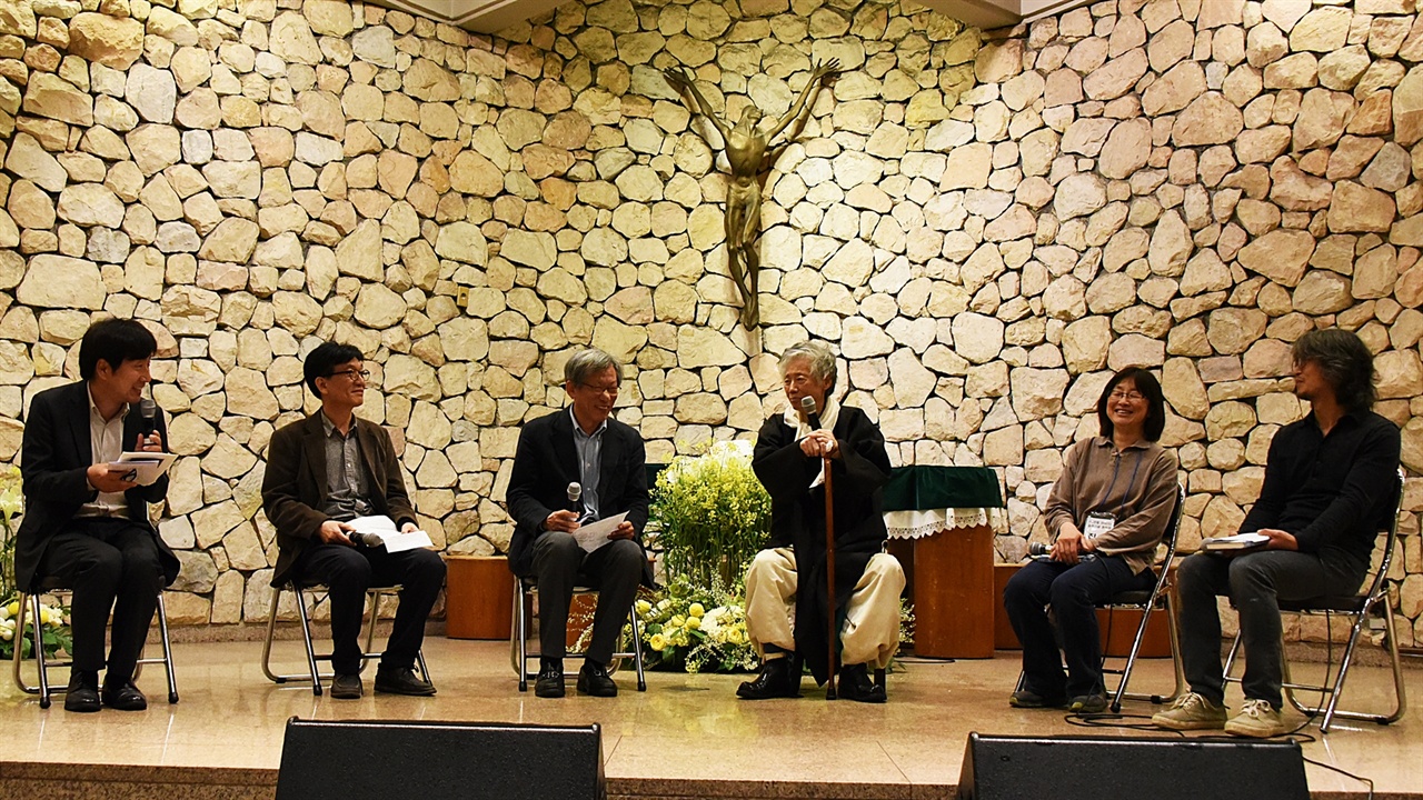 이야기 한마당 왼쪽부터 전노협 2대 위원장 양규헌, '유홍준 교수, 백기완 선생, 비정규노동자의 집 꿀잠 김소연 운영위원장, 사진가 노순택.