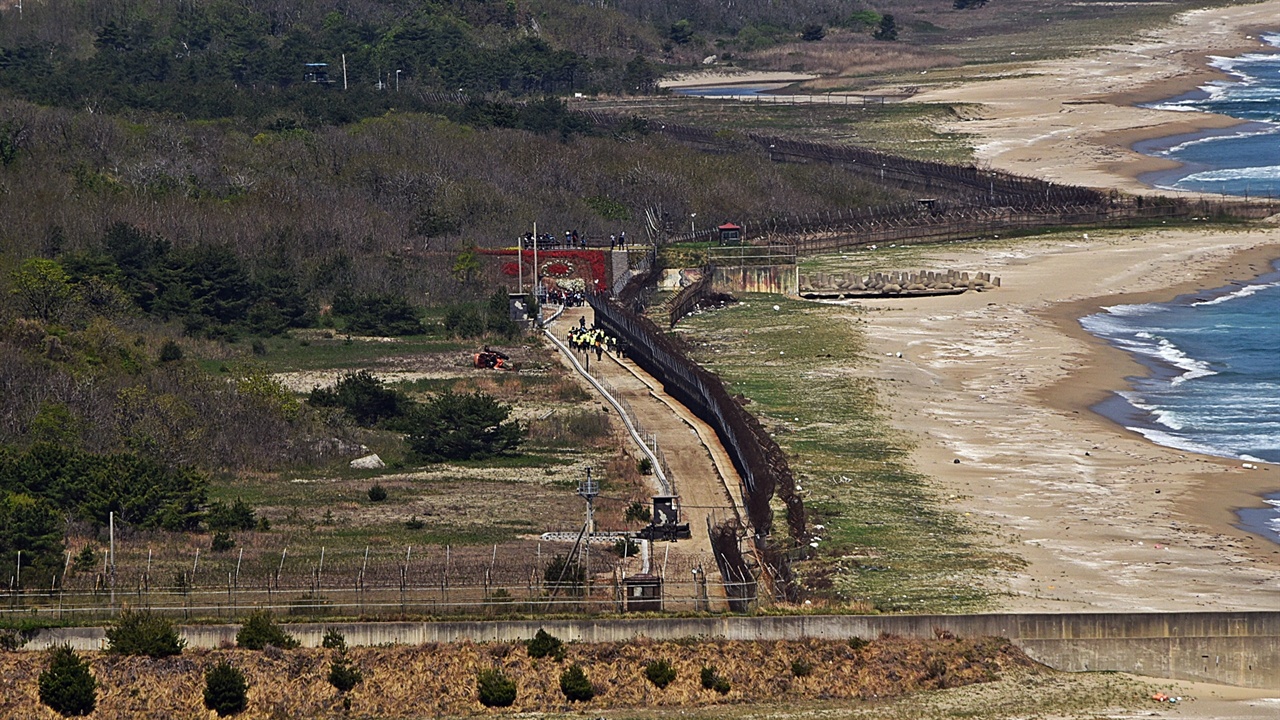 DMZ평화손잡기 민간인 최초로 금강산전망대로 들어가는 A팀이 통문을 통과하고 있다.