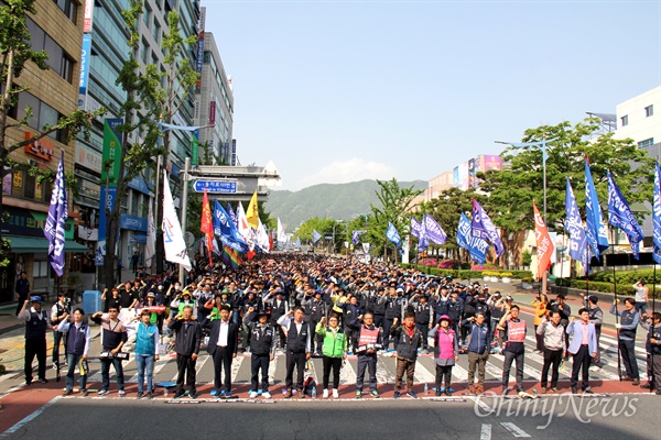  민주노총 경남본부는 5월 1일 오후 더불어민주당 경남도당 앞에서 "2019 세계노동절 경남대회"를 열었다.