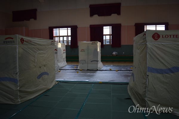  고성군 토성면 천진초등학교 체육관에 차려진 이재민 대피소의 모습.