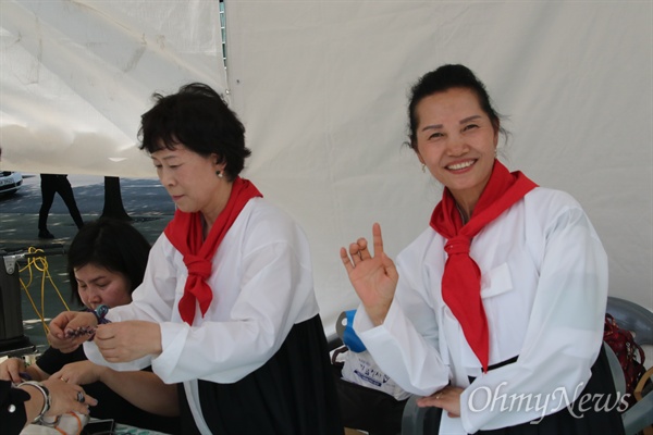11일 국채보상기념공원에서 열린 통일박람회에서 참가자가 북한의 한복 복장을 하고 시민들을 맞고 있다.