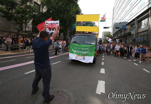 지난 2019년 6월 1일 오후 서울광장에서 열린 제20회 서울퀴어문화축제 참가자들이 대규모 퍼레이드를 시작하자, '동성애는 죄'가 적힌 한 사람이 퍼레이드를 가로막고 기습시위를 벌였다.