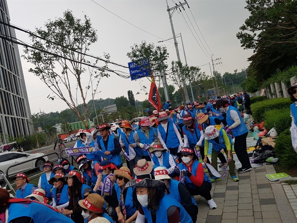  지난 19일 대법원 앞에서 집회 중인 전국 톨게이트 노동자들. 