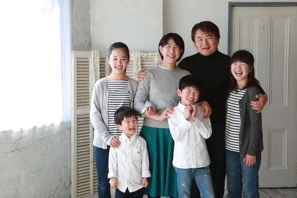 <이렇게 살아도 돼>의 저자 박철현님은 자신의 성공한 행복한 가정이라고 한다. 왼쪽부터 큰딸 미우, 막내 시온, 아내 미와코, 큰아들 준, 저자, 둘째딸 유나.