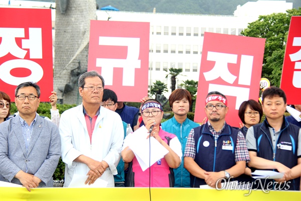  강선영 전국학교비정규직노동조합 경남지부장이 6월 27일 오전 경남도청 정문 앞에서 열린 민주노총 경남본부의 '7.3 공공부문 비정규직 총파업 투쟁 경남지역 기자회견'에서 발언하고 있다.