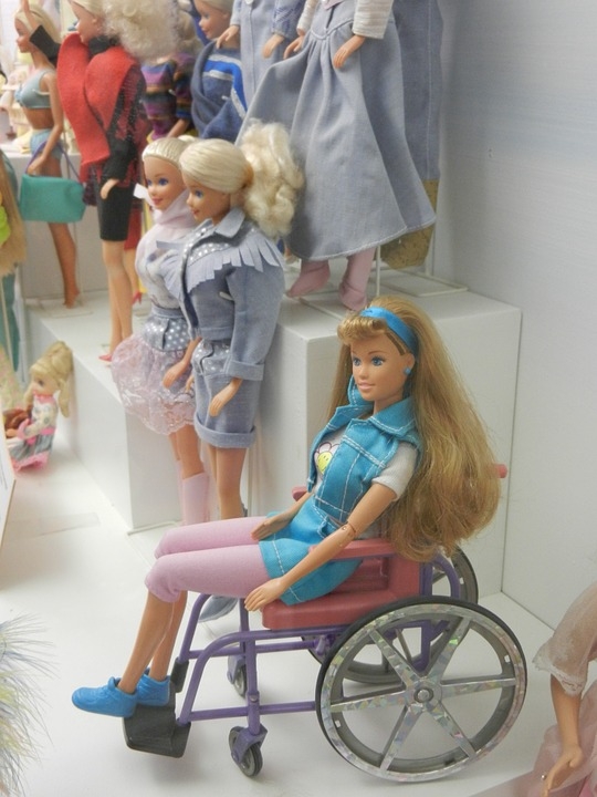  휠체어를 탄 바비 인형. 사실 장애인의 성교육과 비장애인의 성교육 내용은 크게 다르지 않다. 