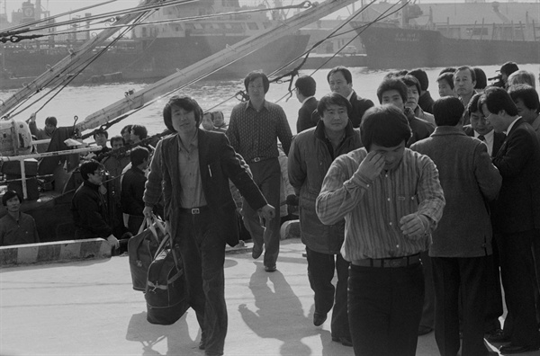 "1968년 11월 4일 당시 북한에 납북되었다가 어부들 수백 명이 함께 귀환했는데 이 당시 함께 귀환했던 어부들이 같은 수사기관에서 불법수사를 받았다는 점이 다른 재심 재판에서 확인되었습니다."(기사 본문에서) 사진은 자료사진으로 북한에 억류되었다가 인천항에 귀환한 어선 제37, 38 태양호 어부들. 1989.2.12 