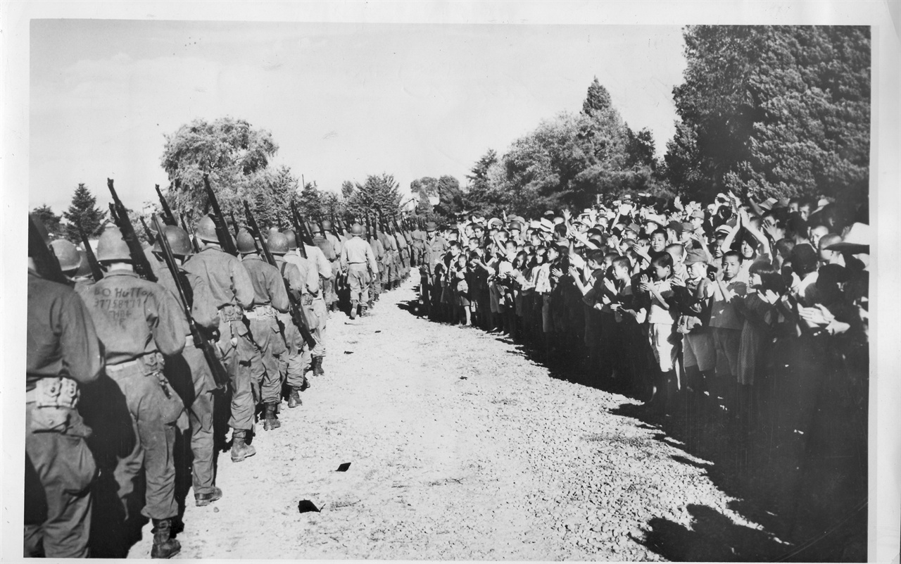  6. 미 육군 24군단 선발대가 서울에 입성하자 시민들이환영하고 있다(1945. 9. 9.).