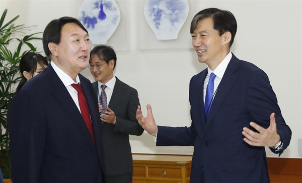 윤석열 신임 검찰총장과 조국 민정수석 '화기애애' 윤석열 신임 검찰총장과 조국 민정수석이 25일 오전 청와대에서 열리는 임명장 수여식 전 차담회에서 만나 대화를 나누고 있다. 조 수석은 조만간 단행될 개각에서 가장 유력한 차기 법무부 장관 후보자로 거론되고 있다.