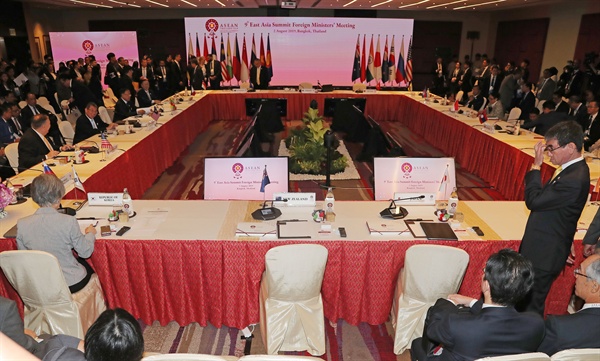 강경화 외교부 장관(앞줄 왼쪽 뒷모습)과 고노 다로 일본 외무상(오른쪽)이 2일 오전(현지시간) 태국 방콕 센타라 그랜드호텔에서 열린 동아시아정상회의(EAS) 외교장관회의에 참석해 있다.