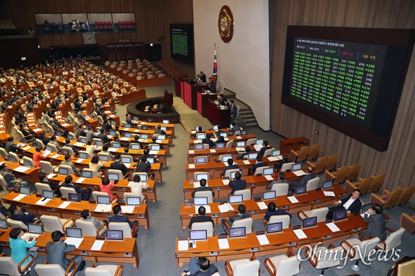 국회는 지난 8월 산업기술보호법을 개정하며 "국가핵심기술에 관한 정보를 공개해서는 아니 된다"(9조의 2)는 규정을 추가했다. 사진은 지난 8월 2일 국회 본회의 모습이다.