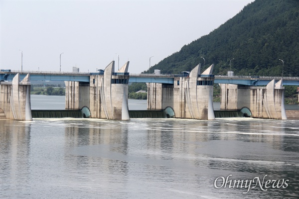 8월 4일 낙동강 창녕함안보의 녹조. 이날 보 수문 3개에서 물이 넘쳐 흐르면서 녹조가 섞여 있어 물은 녹색을 띠었다.