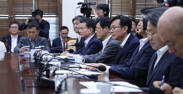  5일 오후 청와대에서 열린 수석·보좌관 회의에서 김상조 정책실장 등 참석자들이 문재인 대통령의 발언을 듣고 있다. 