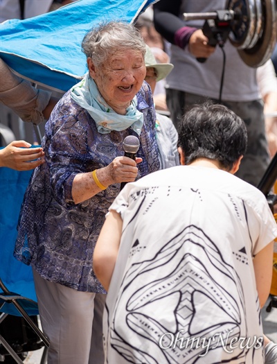 일본군 위안부 피해자 길원옥(92) 할머니가 정부가 '야외작업 중지 권고'로 설정한 기온(35℃)에도 이날 집회 현장을 찾았다. 