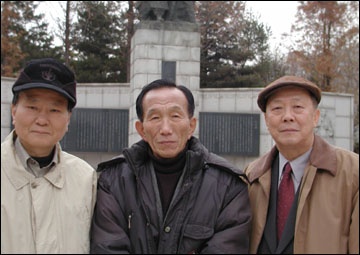  서대문 독립공원(옛, 서대문형무소) 3.1 기념탑 앞에서(왼쪽부터 이항증, 권중희, 기자).