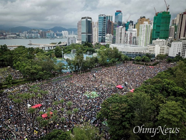 강경진압 경고 불구하고 집결한 홍콩시민들  중국 정부의 강경진압 경고에도 불구하고 18일 오후 송환법에 반대하는 홍콩시민들이 빅토리아 공원을 가득 채우고 있다.