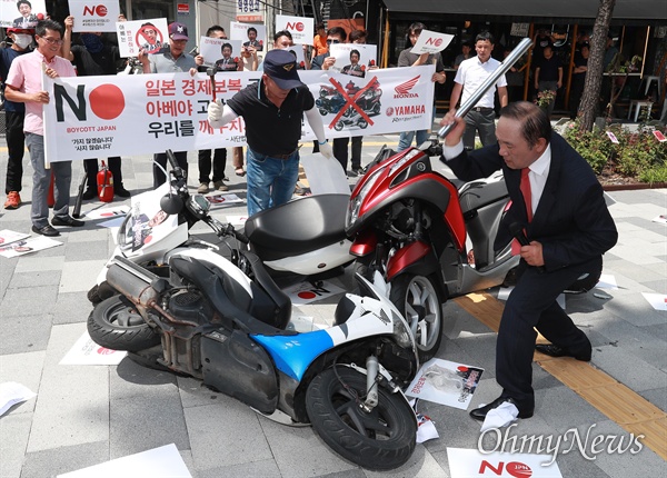 수입이륜차환경협회 회원들이 19일 오전 서울 중구 퇴계로5가 네거리에서 아베 정권 규탄, 일본오토바이 불매운동을 선포하며 혼다, 야마하 오토바이를 쇠망치 등으로 부쉈다.