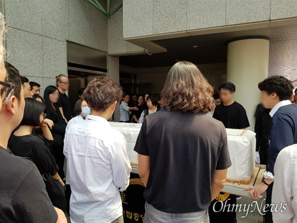 지난 20일 서울 종로구 국립중앙의료원 장례식장에서 옥인 콜렉티브의 이정민(48), 진시우(44) 작가의 발인이 치러졌다.