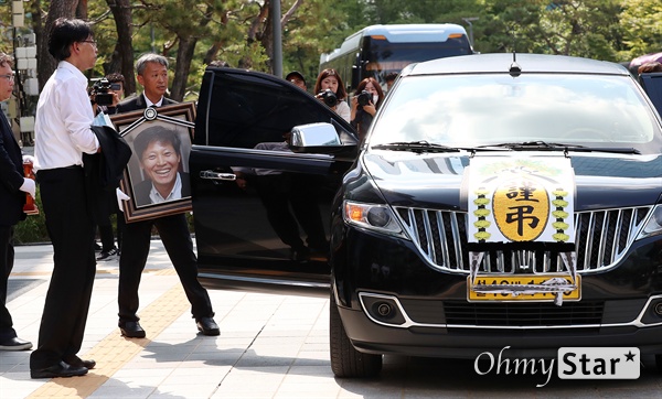 고 이용마 기자 시민사회장 23일 오전 서울 상암동 MBC 앞 광장에서 열린 <참 언론인 고 이용마 기자 시민사회장>에서 고인을 모신 차량이 장지로 향하고 있다.