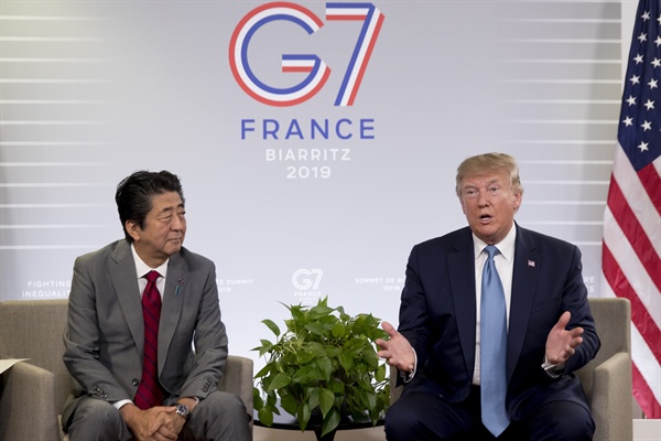 2019년 8월 25일, 당시 도널드 트럼프(오른쪽) 미국 대통령과 아베 신조 일본 총리가 주요 7개국(G7) 정상회담이 열리는 프랑스 비아리츠에서 양자회담을 하는 모습.