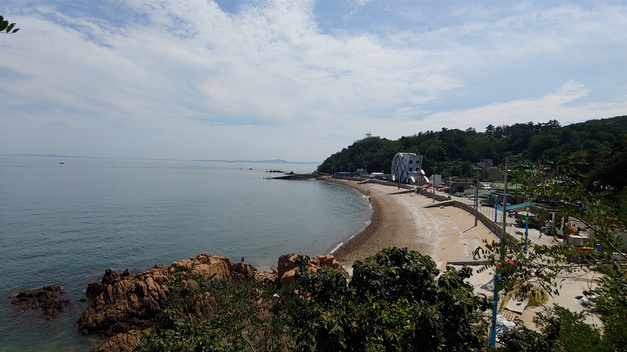 몽여 해변.  팔미도와 함께 송도신도시, 청라국제도시를 조망할 수 있다. 사진 중앙에 우뚝 솟은 3층 건물이 ‘섬 이야기 박물관’이다.