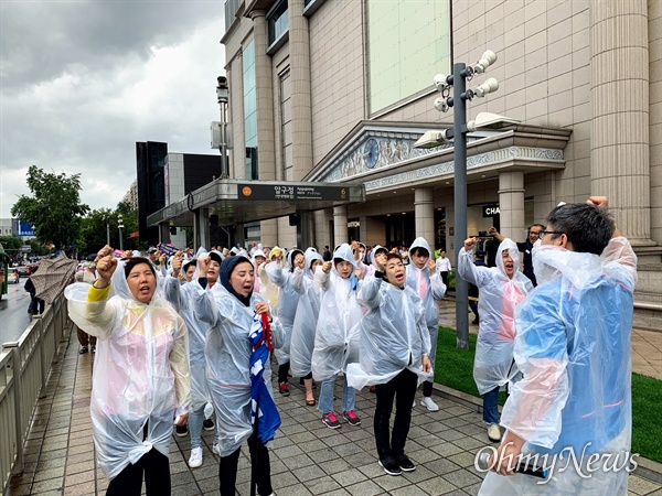 현대그린푸드 식당 노동자들이 태풍경보가 발표된 7일 낮 서울 압구정동 현대백화점 압구정본점 앞에서 최저임금 보장을 요구하는 집회를 열고 있다.