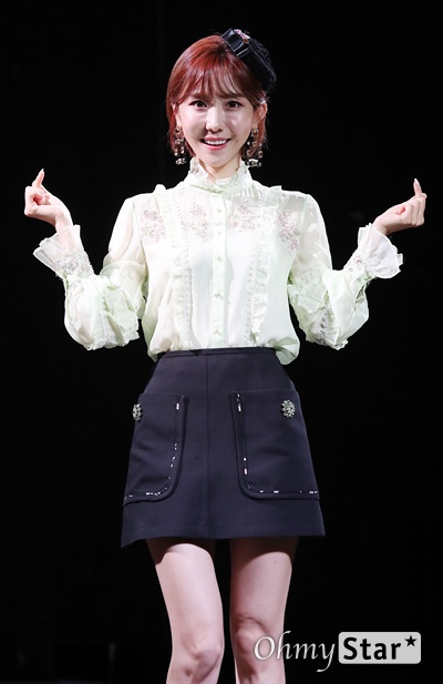 꽃보다 하유비 트롯가수 하유비가 9일 오전 서울 서교동의 한 공연장에서 열린 데뷔 기념 쇼케이스에서 포토타임을 갖고 있다. 하유비는 TV CHOSUN 오디션 프로그램 '내일은-미스트롯' TOP 12에 오른 바 있는 트롯가수이다.
