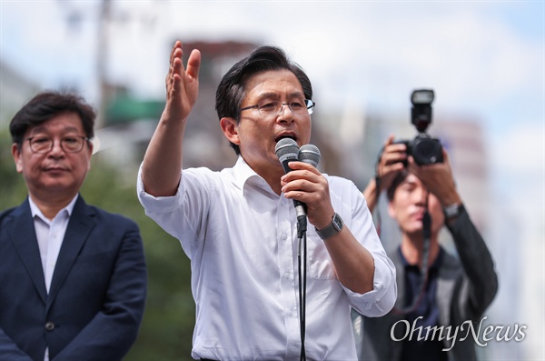  자유한국당 황교안 대표가 11일 오후 인천 부평구 문화의거리 입구에서 열린 문재인 정권 순회 규탄대회 연설을 하고 있다.