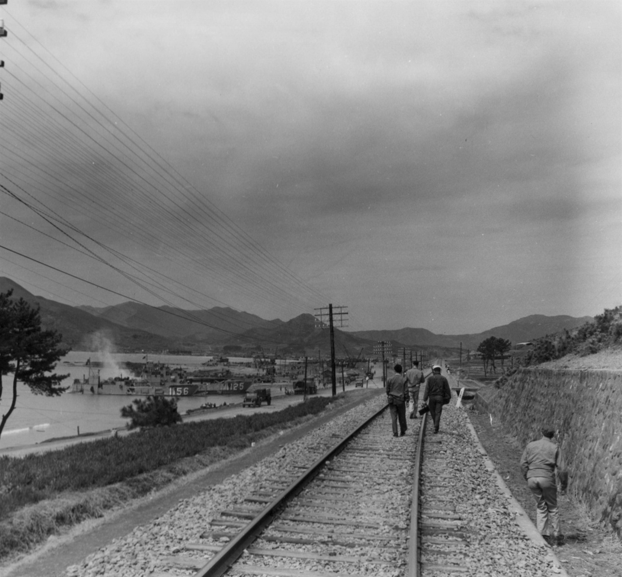부산 근교의 동해남부선 철길(1951. 4.).