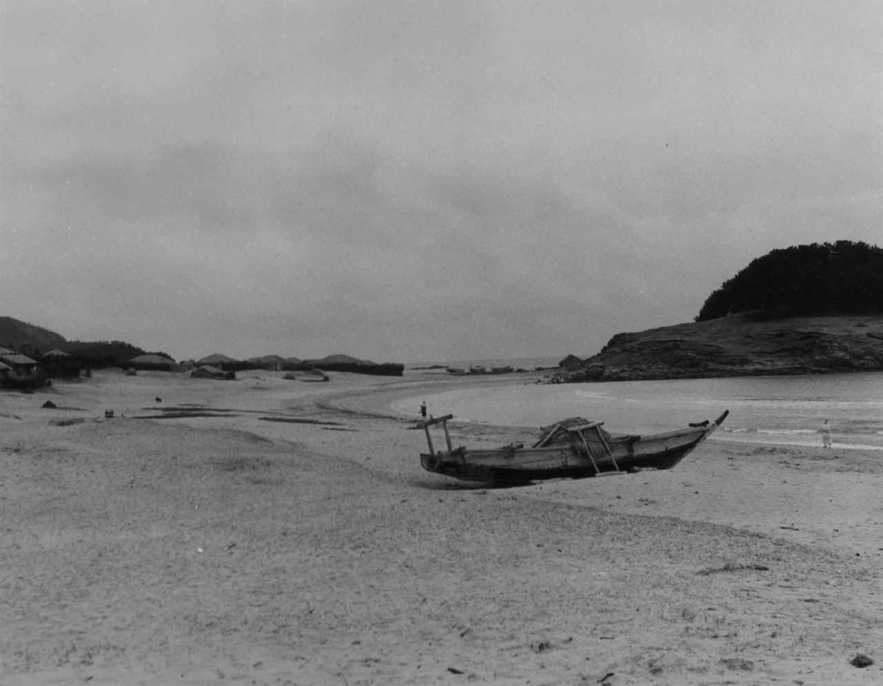 진해 근교의 한 어촌마을(1951. 4.).