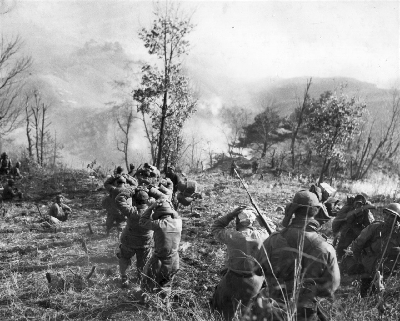 유엔군이 전투 중, 포로를 생포하고 있다(1951. 4.).