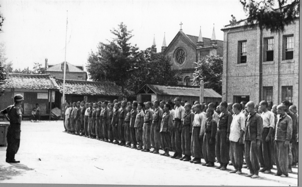 국군 헌병들이 중국군 포로들을 포로수용소로 이송시키고자 포로수집소 앞에 집결시키고 있다(1951. 4.).