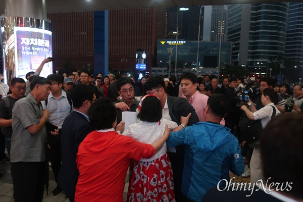  14일 저녁 황교안 자유한국당 대표가 서울역에서 추석 연휴 기간 두 번째 1인 시위를 진행했다. 
